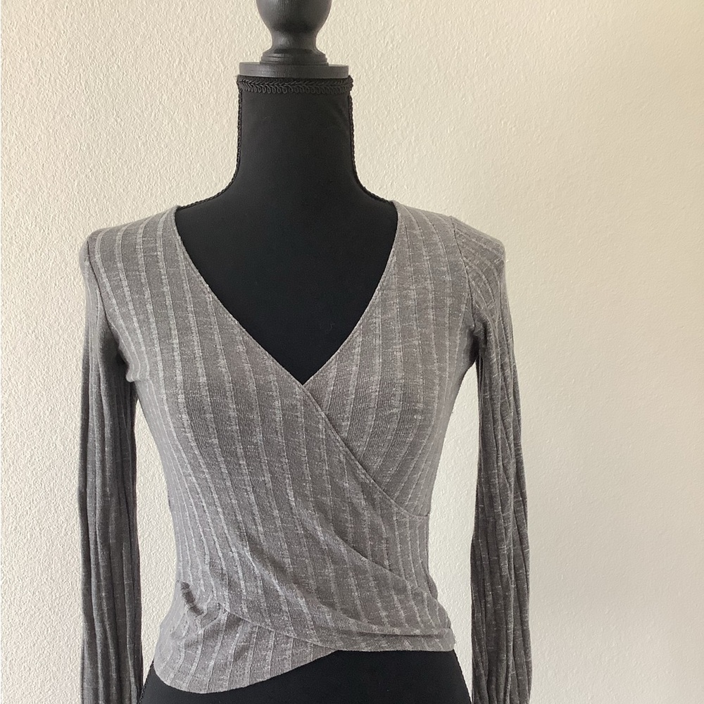 Women pre-owned fitted top in XS by Hollister. Wrapped style